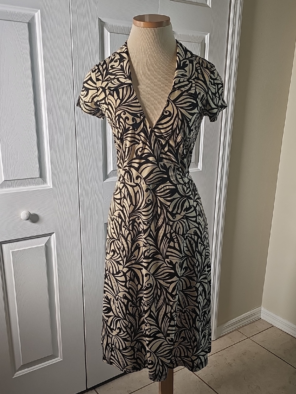 Notice Wrap Dress Womens Size S Tan Black Botanical Scroll Jersey. STYLE‎ 6165IT